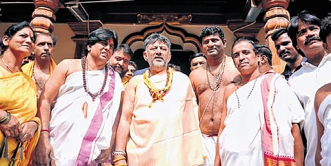 Deputy Chief Minister D K Shivakumar with priests after offering prayers at the
Sri Mahabaleshwar Temple in Gokarna recently.