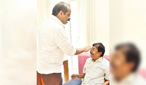 Filmmaker Sathyan Anthikad helps Sreenivasan set his hair before his interview with TNIE.