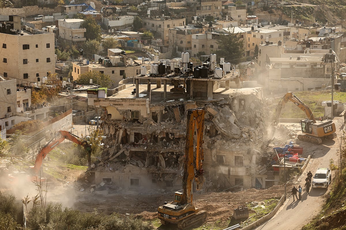 Israeli bulldozers raze building in east Jerusalem, leaving nearly 100 Palestinians homeless overnight
