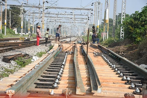 For the remaining 2-km stretch between Puliyamangalam and Arakkonam, only two lines were available, forcing both express and local trains to share same tracks.