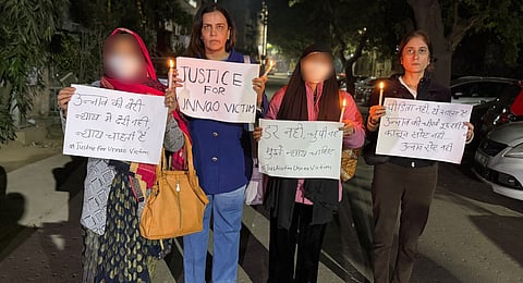 Activist Yogita Bhayana along with the family of Unnao rape survivor protest agaisnt the Delhi HC order. 