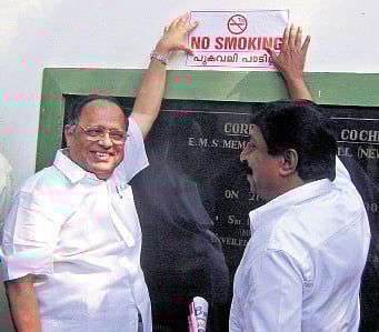 Justice Narayana Kurup and Sreenivasan during an anti-smoking campaign in 2009