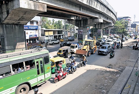 Traffic snarl-up at Palarivattom due to an unscientifically placed U-turn 