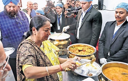 Delhi Chief Minister Rekha Gupta during Inauguration of Atal Canteen (DUSIB) at Apna Bazaar, Lajpat Nagar on Thursday, 25.12.2025.