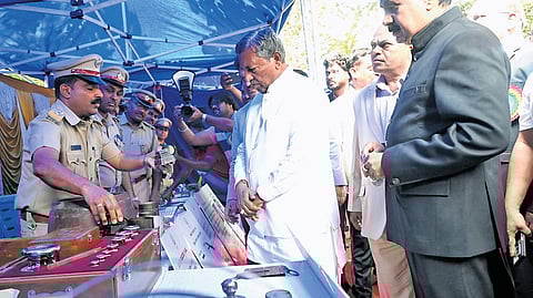 Minister for Food and Civil Supplies KH Muniyappa checks out the stalls organised to mark National Consumers Day 
in Cubbon Park, Bengaluru, on Wednesday 