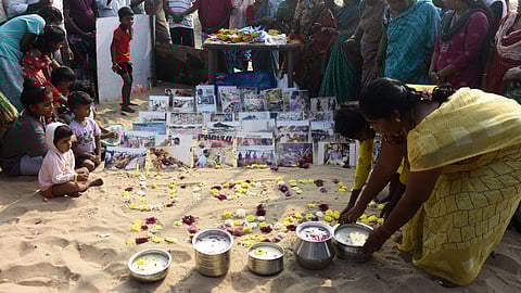 People of fishermen community at Nochikuppam in Chennai pay floral tribute and rituals during the 21st anniversary for the victims of the 2004 tsunami along Marina on Friday, Dec 26, 2025.