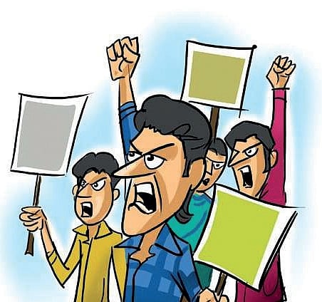 Journalist unions and media representatives alleged that the government is attempting to reduce the number of accreditations, calling it a conspiracy against journalists.