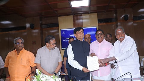  Puducherry Home minister A Namassivayam presenting the memorendum to Union Minister of state for Home Affairs Niyanand Rai in presence of Lt Govetnor K Kailashnathan , Chief Minister N Rngasamy   and Speaker R Selvam on Saturday.