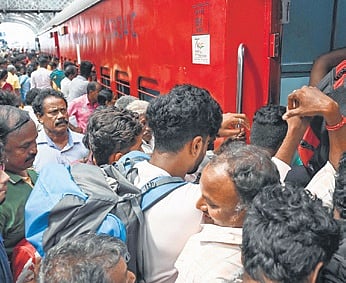 Only Aadhaar-verified users can book rly tickets on 1st day of advance reservation