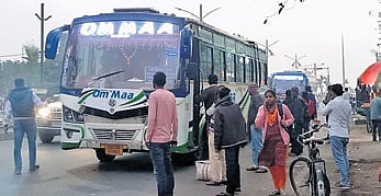 These buses routinely make illegal stops at multiple points along the busy stretch to pick up passengers, leading to traffic congestion and increasing the risk of accidents.