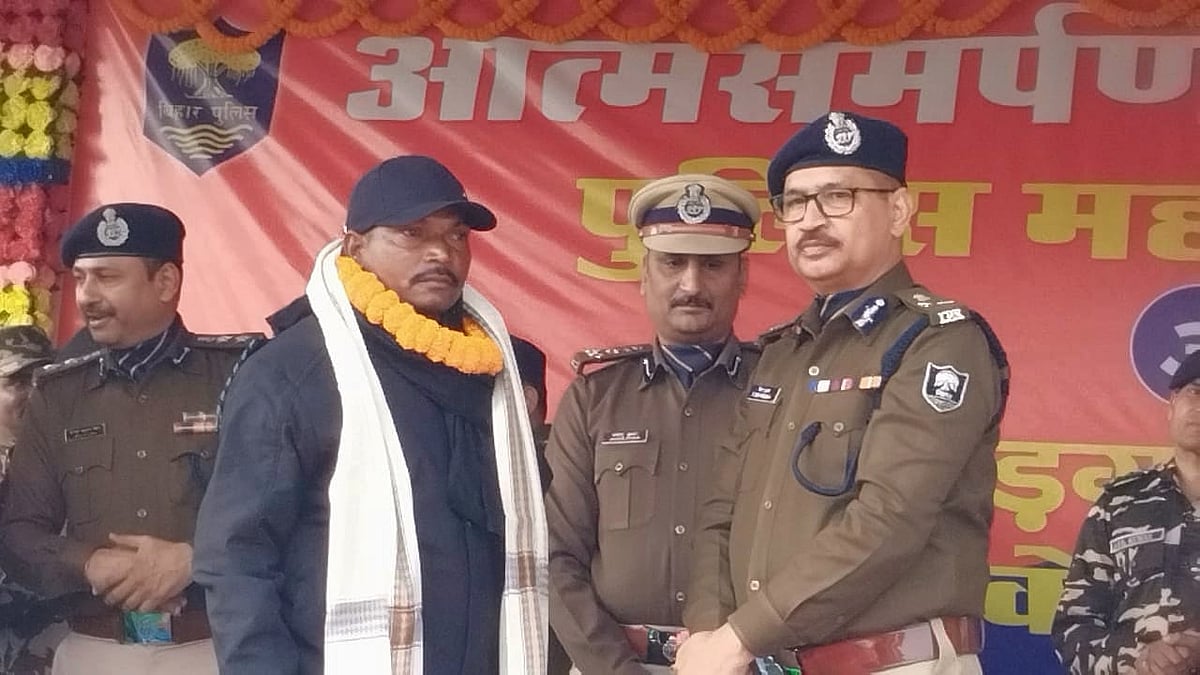 Two Maoists carrying Rs 6 lakh collective bounty surrender before Bihar DGP