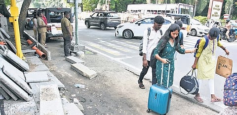 Urban experts highlighted that footpaths are not residual urban spaces but a critical safety buffer.
