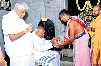 JDS supremo HD Deve Gowda offers pooja at Deveshwara temple in Huddanahalli 
of Holenarasipur taluk on Monday. 