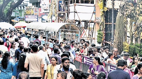 With a heavy crowd in the Marina, police were deployed to regulate traffic and maintain law and order.