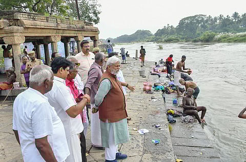 ‘Waterman of India’ Rajendra Singh inspecting Thamirabarani river at Kurukkuthurai on Sunday. He was recently appointed by the court to conduct a pollution study and suggest measures to rejuvenate the waterbody 