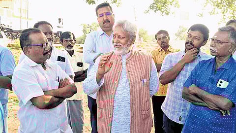 ‘Waterman of India’ Rajendra Singh during his visit to the Thamirabarani river at Srivaikuntam along with petitioner Muthalankurichi Kamarasu.