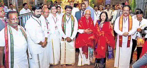 Mauritius President  Dharambeer Gokhool has darshan at Srikalahasti Eeswara temple, along with family members on Tuesday.