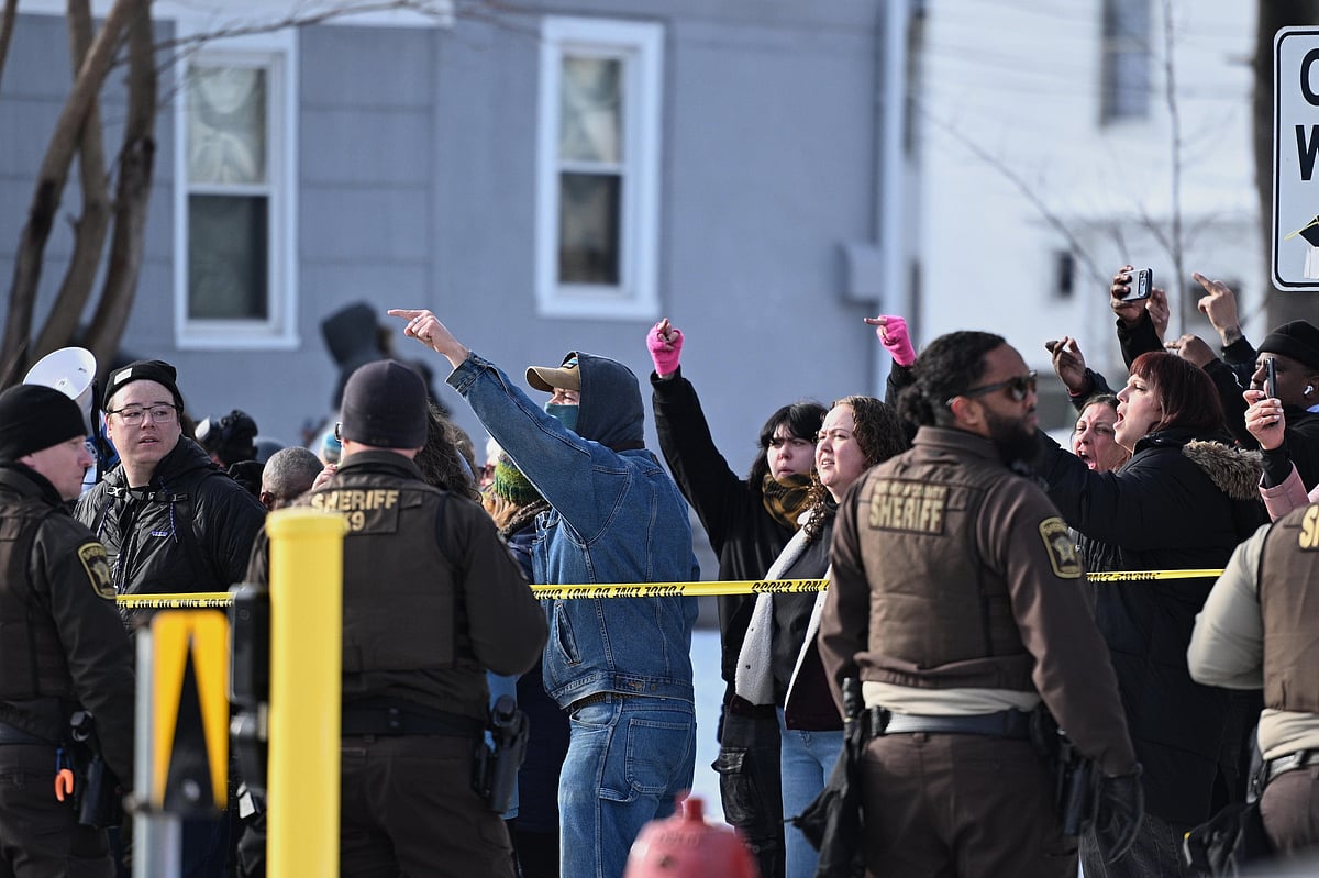 US immigration offficer shoots dead woman in Minneapolis; protests erupt