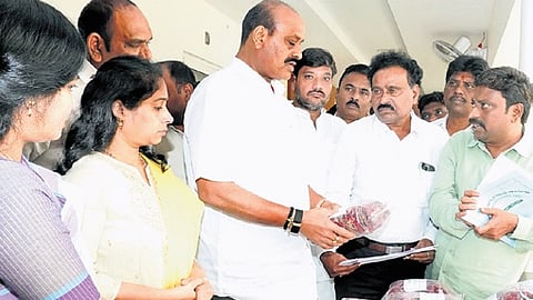 Speaking at a review meeting held at the Agricultural Marketing Office in Guntur, he said chilli prices this season are encouraging. 