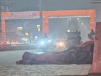 Many homeless people have also taken shelter in front of shops and market yards at Badambadi, Dolamundai, Haripur Road, Tinikonia Bazar