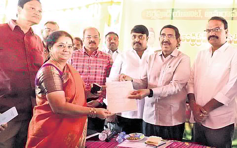 Farmers welcomed the leaders and handed over consent letters for pooling their lands.