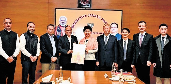 China Communist Party team meets BJP leaders, Congress sees red