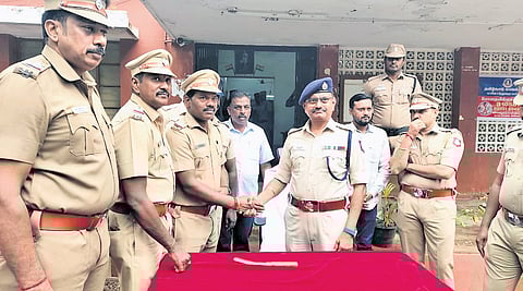 Mayiladuthurai SP Stalin appreciated the swift action of police personnel involved in recovering the stolen gold.