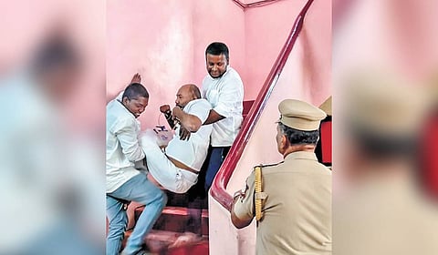 Jegajeevanram being carried by his sons after the council meet.