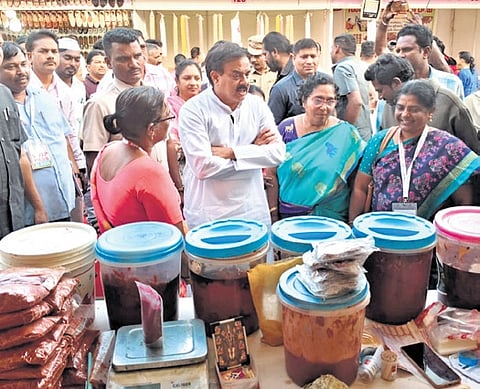 He noted that SARAS Mela reflects the spirit of “Mini India,” showcasing traditional and cultural products from across the country under one roof.