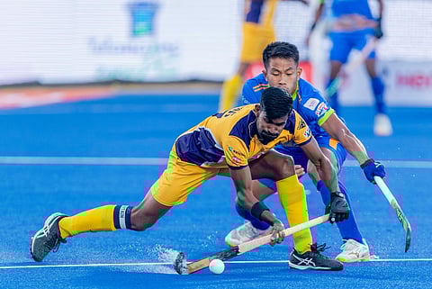 Action during the match between Kalinga Lancers and Hyderabad Toofans