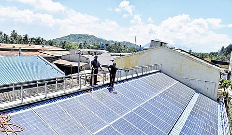 Between April and December 2025, Gujarat added 7,032 MW of solar capacity, while Rajasthan commissioned solar plants totalling 8,371 MW. 