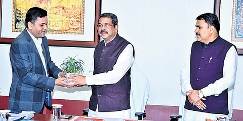 Union Minister Dharmendra Pradhan (C) with state SME minister Nityanand Gond (R)