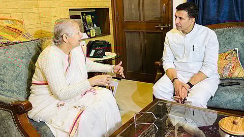 Madhya Pradesh Congress chief Jitendra Patwari (R) meets former Lok Sabha Speaker and eight-time Indore MP Sumitra Mahajan.