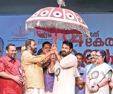 General Education Minister V Sivankutty honouring actor Mohanlal during the concluding ceremony of the Kalolsavam.