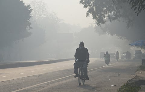 Smog seen on Zakir Hussain Marg near India Gate on Sunday morning, 18.01.2026, New Delhi.