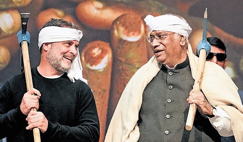 Rahul Gandhi & Mallikarjun Kharge at MGNREGA workers’ convention in Delhi.