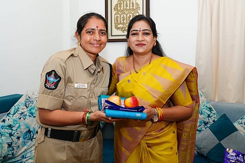 Home Minister Vangalapudi Anitha invited east Godavari police constable jaya shanti to her house at Amaravathi and felicitated her for her for and accountability carrying her kid during night time and regulating traffic recently. 