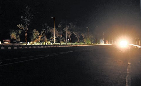 Streetlights on the nearly 8-km-long Container Road, a stretch used frequently by big trucks, remain non-functional, paving the way for accidents, illegal waste disposal and even robbery 