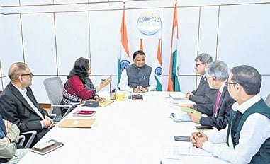 CM Majhi in a meeting with NITI Aayog vice-chairman Suman Bery and others.