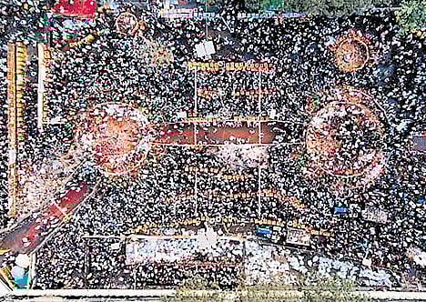 Devotees gathered in open areas with their belongings and took holy dips in Jampanna Vagu before proceeding to the altars.