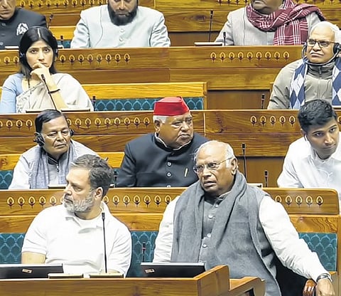 Cong leaders Rahul Gandhi and Mallikarjun Kharge| 