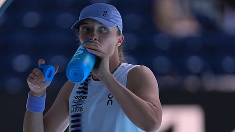  Iga Swiatek of Poland takes a drink during her quarterfinal match against Elena Rybakina of Kazakhstan at the Australian Open tennis championship in Melbourne, Australia, Wednesday, Jan 28, 2026.