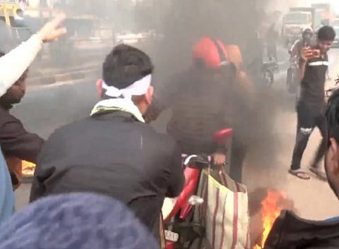 NNKS workers block Puri-Bhubaneswar road over Paddy Procurement lapses.