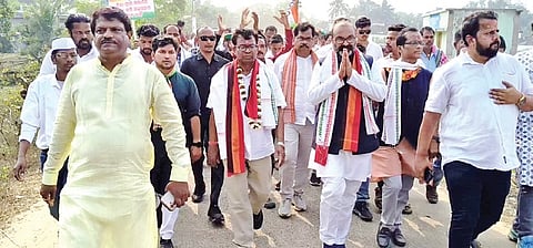 Bhakta Das with other Congress leaders during a padyatra in Dhinkia.