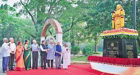 Governor RN Ravi unveiling the statue of ‘Kavichakravarthi’ Kambar at the Lok Bhavan complex on Thursday