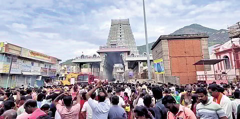 Devotees at the Tiruvannamalai Arunachaleswarar temple 