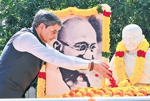Governor R N Ravi paying floral tribute to Mahatma Gandhi 