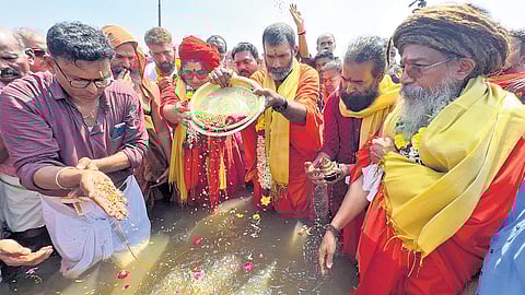 Juna Akhara priests, headed by Mahamandaleshwar Swami Anandavanam Bharati Maharaj, offering the ‘Thai Veetu Seer’ including ramacha garlands, incense, flowers, garments, fruits and coins, and holy water from Trimurthi hill to Nila