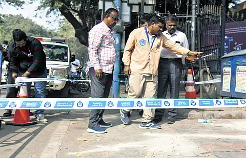 Clues team investigates the site of the robbery incident near SBI ATM at Koti in Hyderabad, on Saturday.