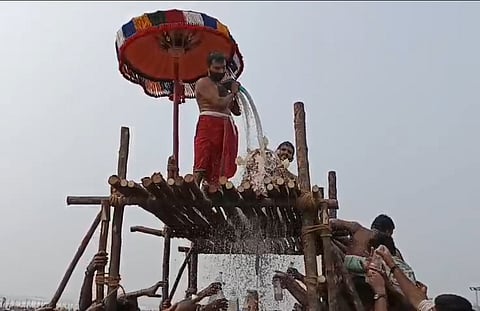 Vedic scholars brought the idols of Lord on a Garuda Pushpaka vehicle to the seashore with auspicious rituals and performed the bath. After the deity’s bath, thousands of devotees, seeking the blessings of the sacred waters, took a dip in the sea with devotion and reverence. 
